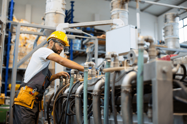 EDI-Manufacturing-3 - CINTAP Cloud Manufacturing employee operating factory machinery
